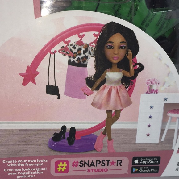 Snapstar Vita's Chic Clothing Rack Set with Doll & Accessories - Picture 3 of 13